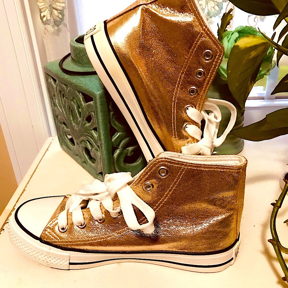 Beautiful and super comfy shoes New gold color.